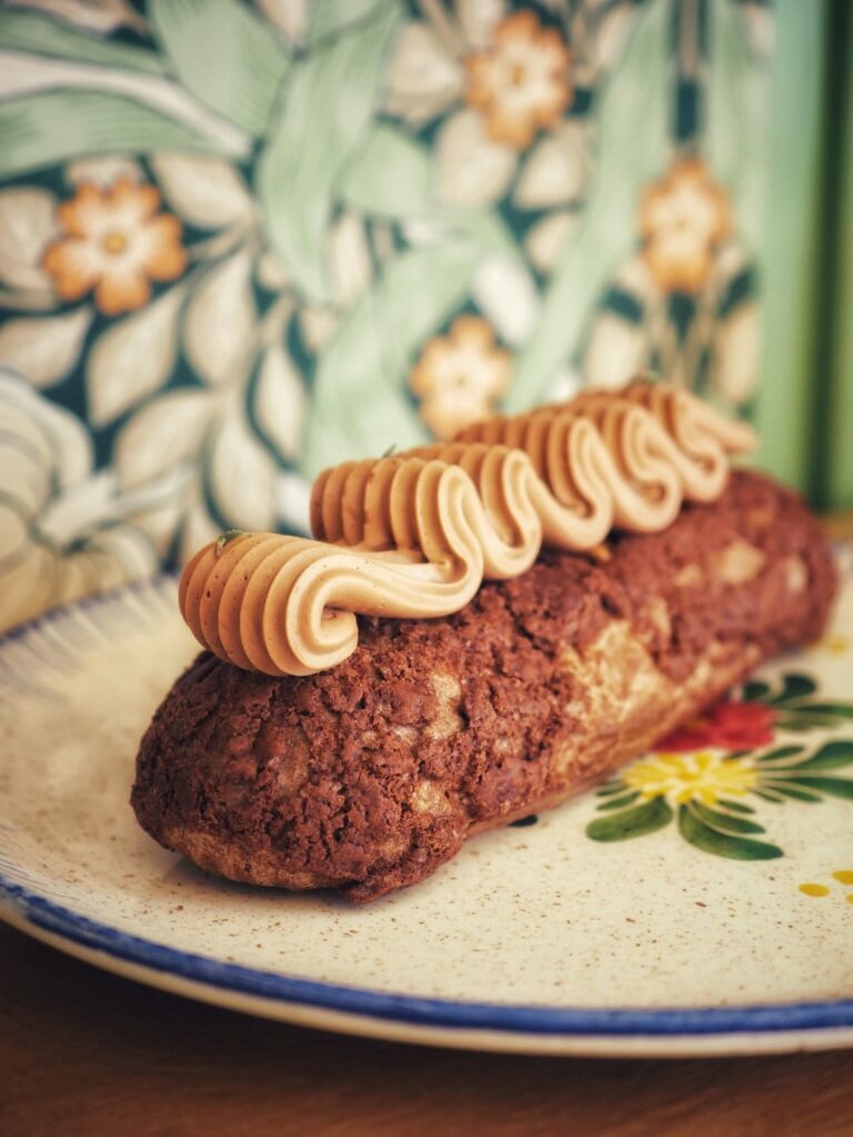 Eclair au chocolat et fleur de thym